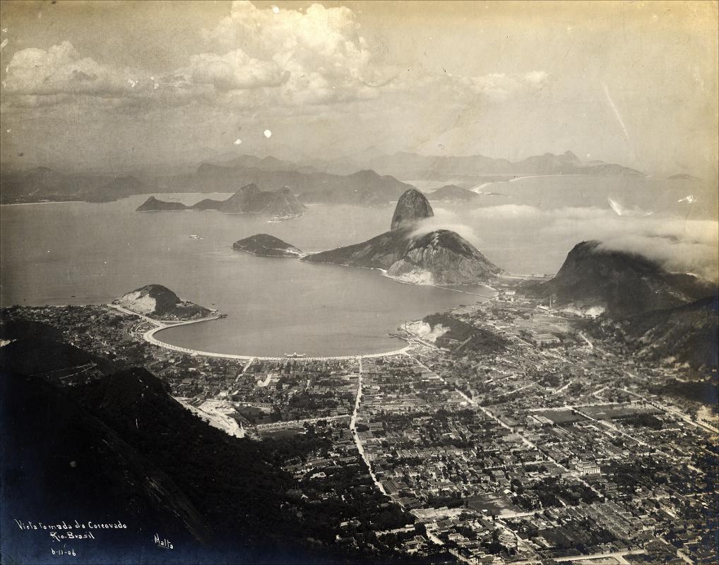 Botafogo e entrada da baía de Guanabara, ao fundo, o Pão de Açúcar
