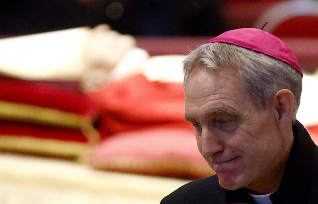 Arcebispo Georg Ganswein homenageia papa Bento 16 durante funeral do ex-pontífice na Basílica de São Pedro