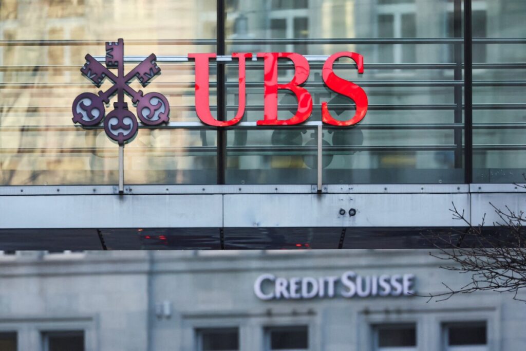 Logos dos bancos UBS e Credit Suisse