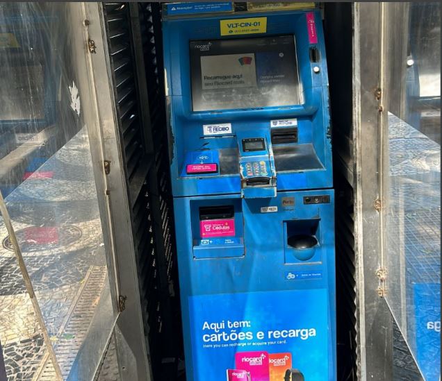 Máquina de recarga e compra de bilhetes em mal estado de conservação - Arquivo Pessoal